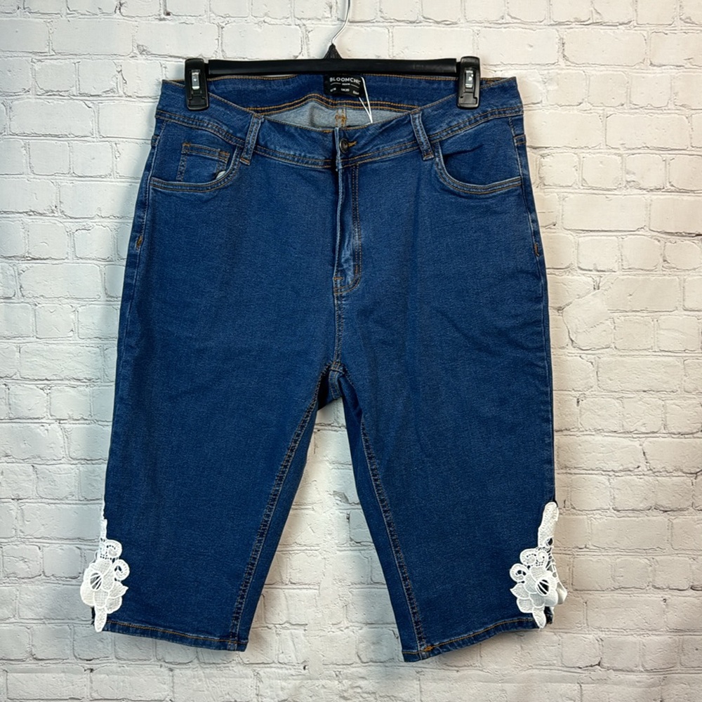 BloomChic Stretchy High Rise Medium Wash Lace Trim Denim Capris Plus Size 16 - Picture 2 of 6